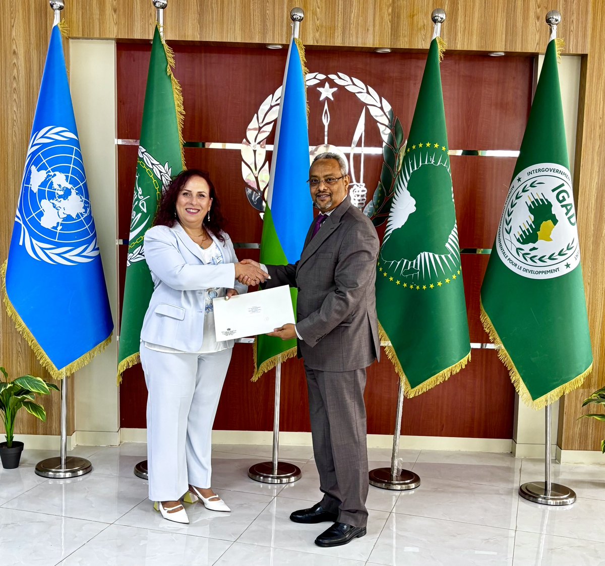 MAECI (@maecidjibouti) on Twitter photo S.E Abdoulkader Houssein Omar a reçu les lettres de créance de la nouvelle Représentante de l’Organisation Mondiale de la Santé (OMS) à Djibouti, Dr Joumana George Hermes. <a href="/WHODjibouti/">WHO Djibouti</a>
#OMS #WHO #Djibouti #MAECI S.E Abdoulkader Houssein Omar a reçu les lettres de créance de la nouvelle Représentante de l’Organisation Mondiale de la Santé (OMS) à Djibouti, Dr Joumana George Hermes. <a href="/WHODjibouti/">WHO Djibouti</a>
#OMS #WHO #Djibouti #MAECI