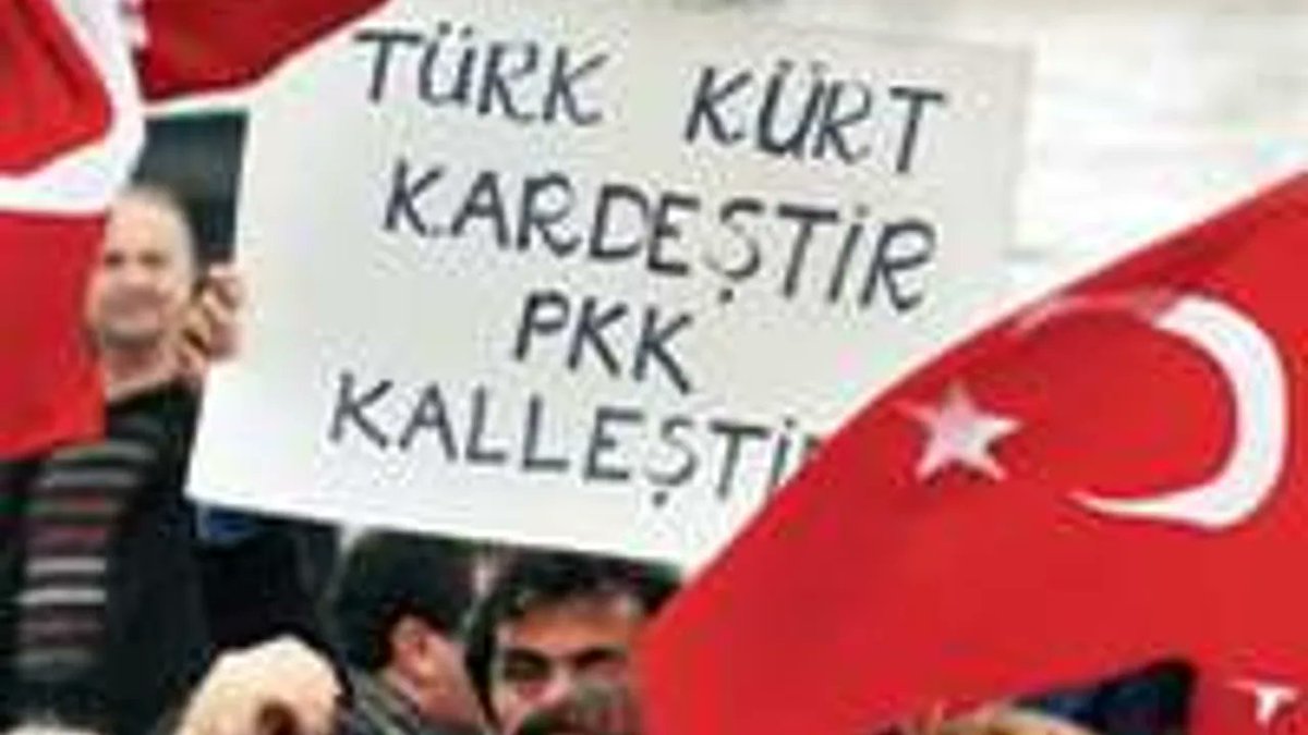 Köyleri basıp binlerce masum vatandaşı katleden,
TC'ye,Lozan'a,Türklüğe saldıran eli kanlı terör örgütü ile
teröristle,
ömür boyu hapse mahkum bebek katili ile
KARDEŞLİK PROJESİ olmaz!
Terör örgütü,Kürt vatandaşların temsilcisi değil!
Türk-Kürt zaten kardeştir,bunun projesi olmaz