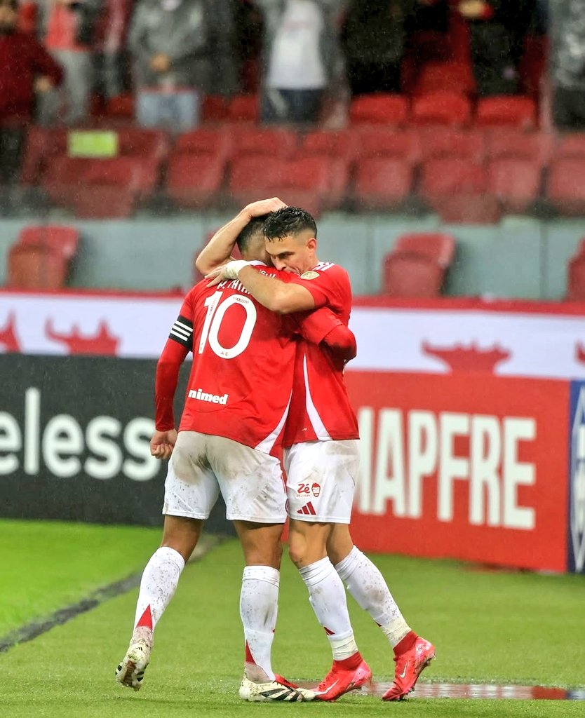 Sobrevivemos ao caos logístico desse mês de maio e seguimos vivos nas três competições.

O Inter é o time que não se entrega!