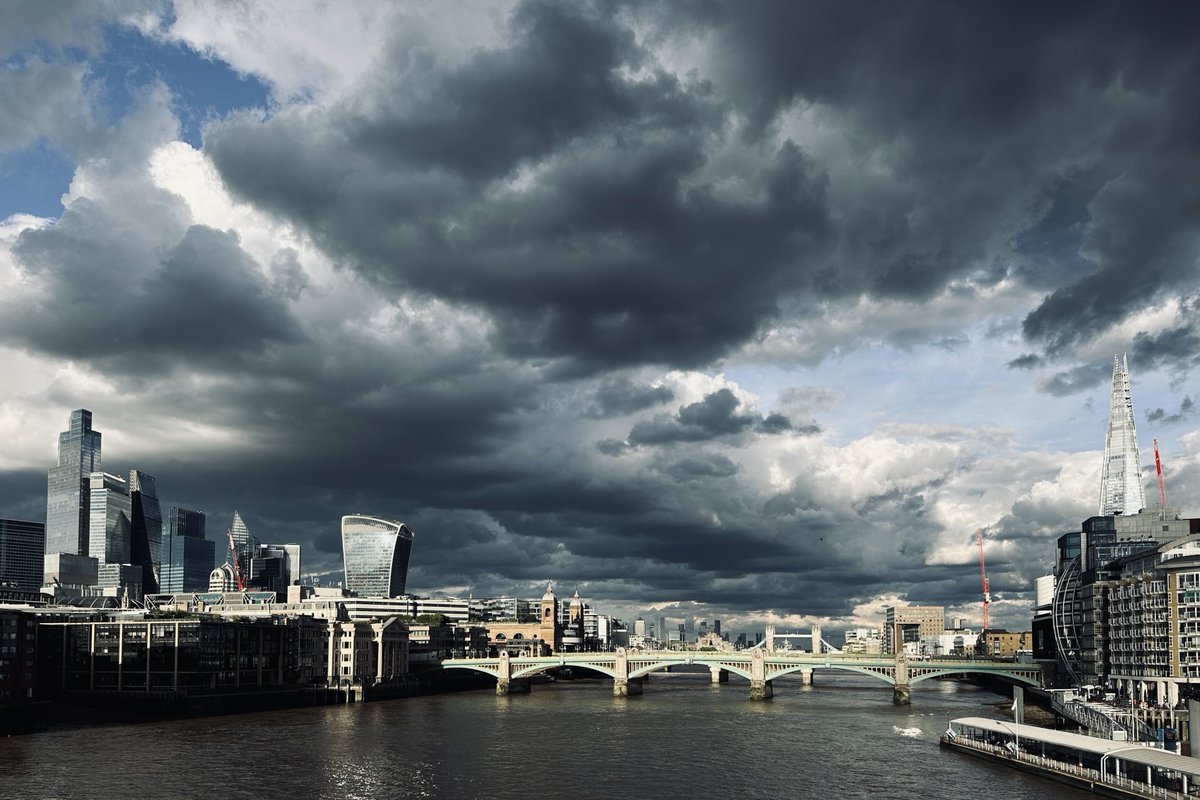 Threatening storm clouds loomed large across the London skyline tonight. ⛈️