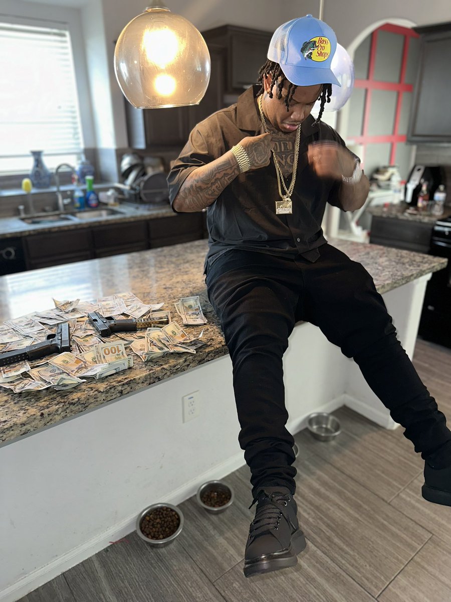 eniceee_'s tweet photo. Them 🥷🏾’s  gettin money them 🥷🏾’s  in fancy but ain’t Living Like Us #ReallyRichLLC https://t.co/mrRxUvvog5