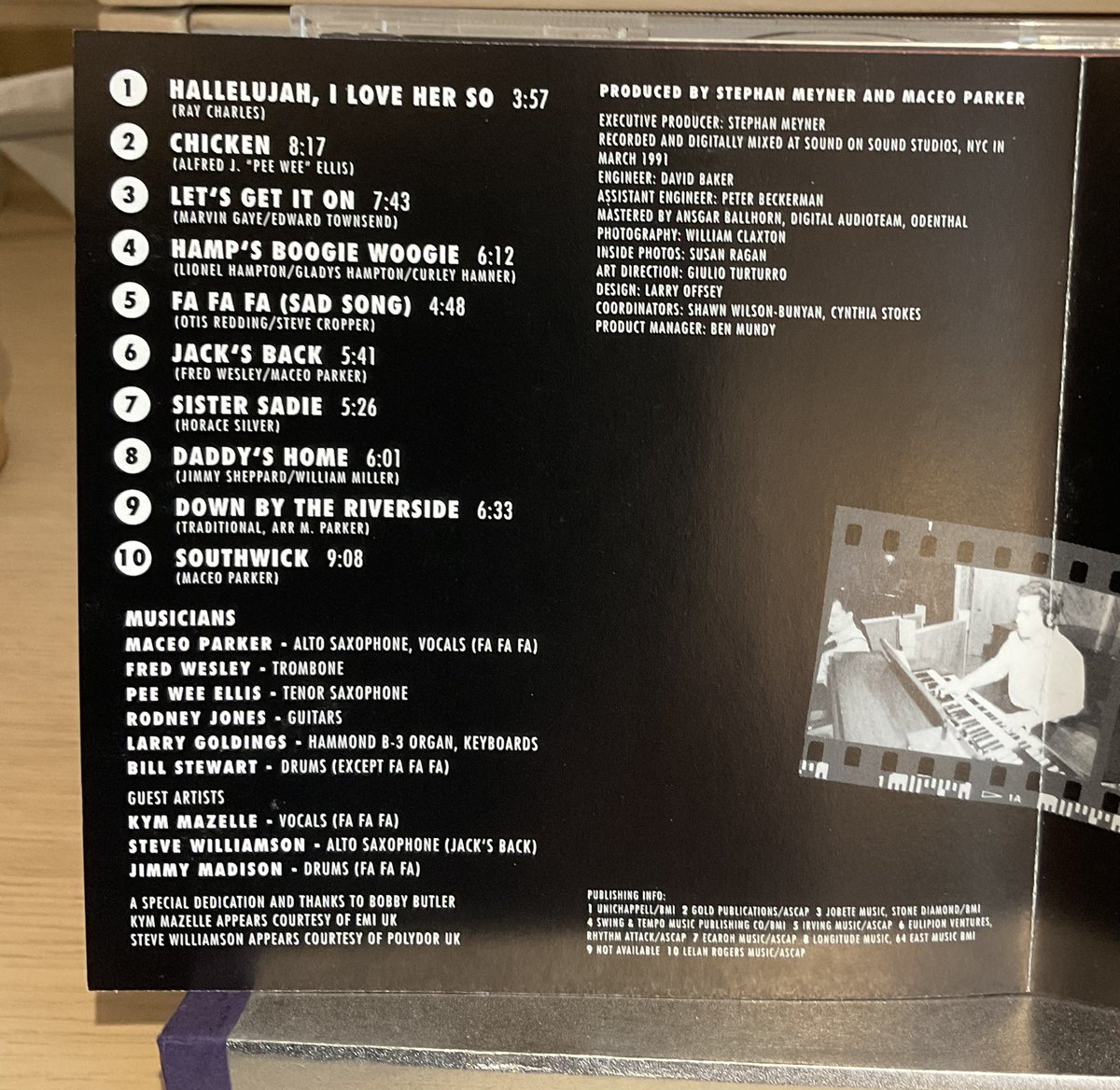 おはよう御座います。本日のモーニングハモンドは、#MaceoParker の『Mo’Roots』　　長距離移動には、こういうのが最高のドライブミュージック、Organは  #LarryGoldings  ファンク，スィング、ノリノリで、好きな曲多く、Chickenも独特のオルガンファンクに👍　#かっこいいハモンドオルガン