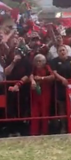 Hay una señora en primera fila mae

¡POR EL AMOR A DIOS TRAIGAN ESA COPA!