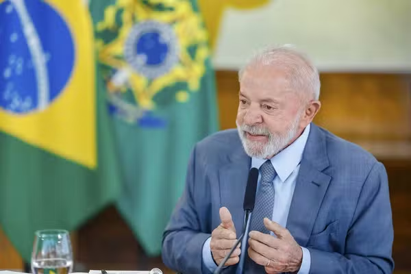 g1's tweet photo. 'Deus deixou o sertão sem água porque sabia que eu seria presidente', diz Lula na Paraíba https://t.co/XmYnykfQt6 #g1 https://t.co/9f4rVLw4uz