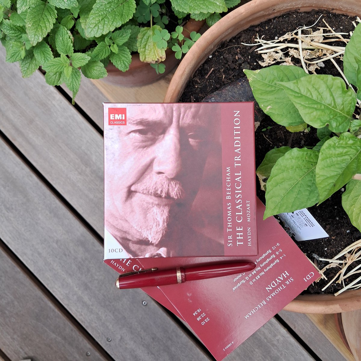 ClassicalCritic's tweet photo. #morninglistening to golden-oldie JosephHaydn symphonies (93) w/the @royalphilorch  &amp; SirThomasBeecham on EMI. It's been forever that I listened to it on the gEMIni Twofers. Warms the heart. #HaydnCuresAllProblems

Amzn: https://t.co/HqqauXU5EU https://t.co/kIp23P6GYn