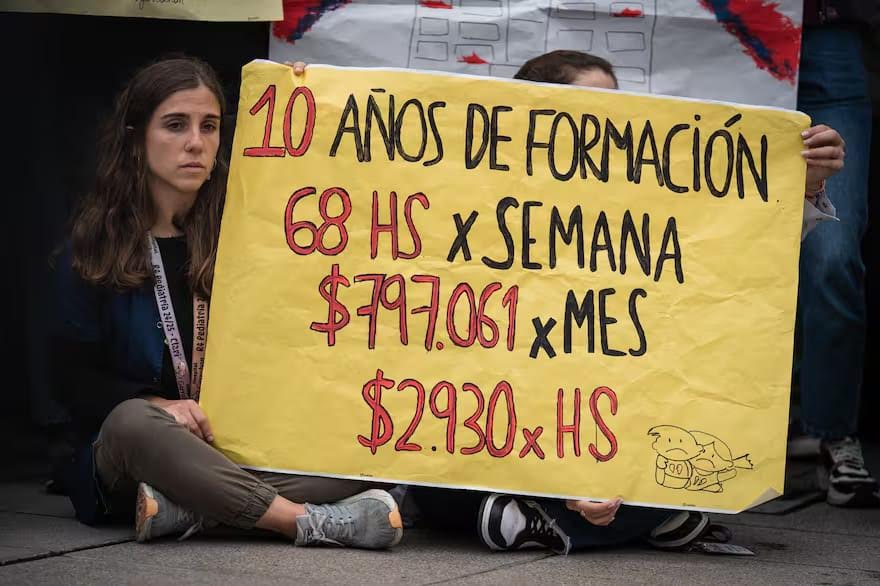 El Hospital Garrahan se encuentra bajo ataque. El gobierno de Milei viene profundizando su política de vaciamiento, de la mano del pago de salarios de miseria a sus trabajadores como, por ejemplo, las y los residentes que no llegan a los $800.000 mensuales por 68 horas semanales,