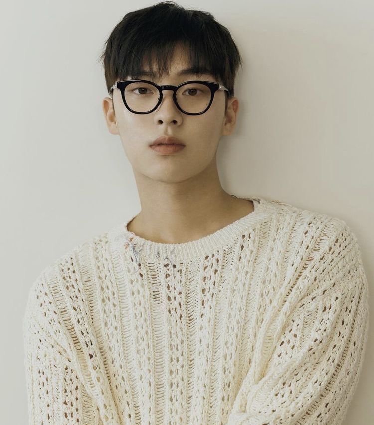 hyunwookfile's tweet image. Choi Hyunwook’s upcoming projects:
• ‘Mantis’ (2025, movie) with Im Siwan, Park Gyuyoung, and Joo Woojin— dir. Lee Taeseong
• ‘Notes From The Last Row’ (TBA, series) with Choi Minsik, Heo Junho, Kim Yunjin, and Jinkyung. — dir. Kim Kyutae
• ‘Delusion’ (TBA, series) with Bae…