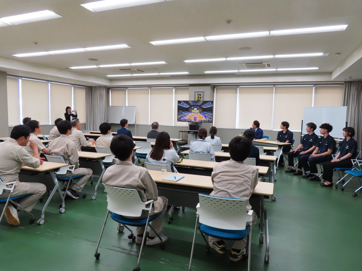 ShikokuKasei's tweet photo. 先日、 #香川ファイブアローズ の #岡田優介 選手、#請田祐哉 選手、#小林巧 選手がシーズン終了のご挨拶に当社R&Dセンターへお越しくださいました☺️
選手の皆様からは今季を振り返っての感想や今後の意気込みなど、熱いお言葉をいただきました！