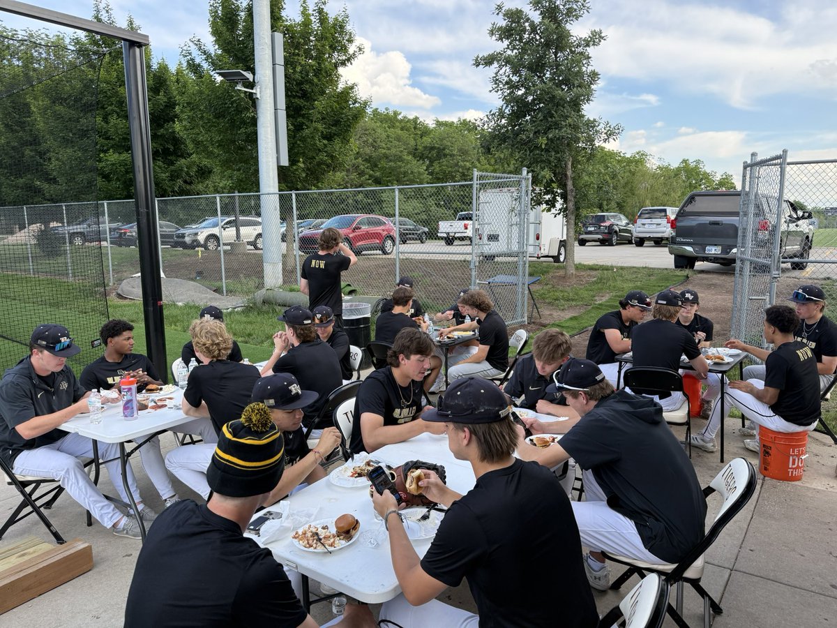 Tigers enjoying a family dinner before the state game tomorrow I Lawrence. Thank you to Home Run Club for taking care of our guys!