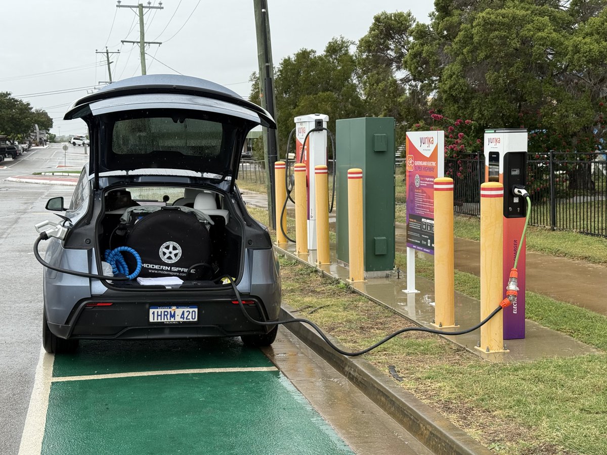harald_murphy's tweet photo. #AUSYtour #AUSYHotLap
@Tesla @TeslaAUNZ #NewModelY
Day 5
Arrived #Hughenden #Queensland after traveling 116km from #Richmond. Efficiency 191Wh/km.
Charging at the #QESH Type 2 AC charger since the 50kW @TritiumCharging #FastDC charger is still broken and only outputting 9kW. https://t.co/Cm5zOEeRLo