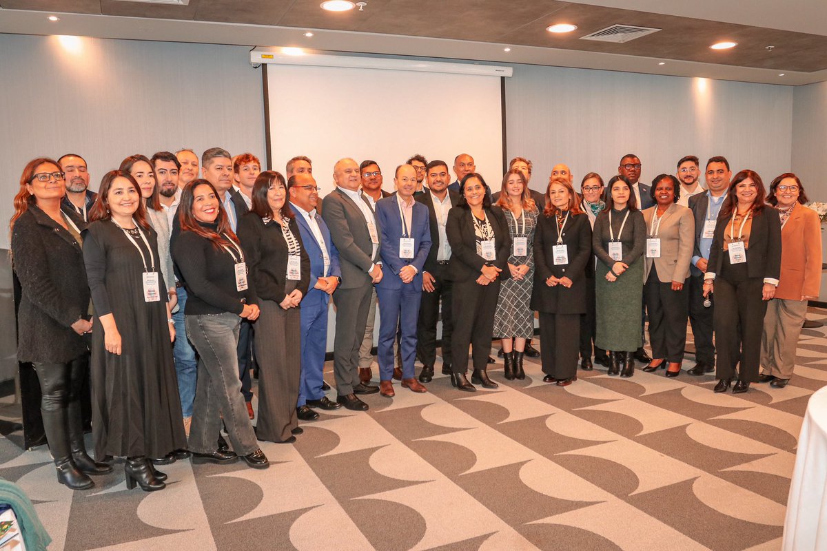 edwardLibreros_'s tweet photo. Desde Santiago de Chile🇨🇱 participamos en el Taller internacional ‘El futuro del agua, saneamiento e higiene rural en América Laguna: ¿cuál es el camino a seguir?’, en donde socializamos los planes y estrategias que tiene el @Minvivienda para nuestro país y cómo podemos aprender de otras regiones.