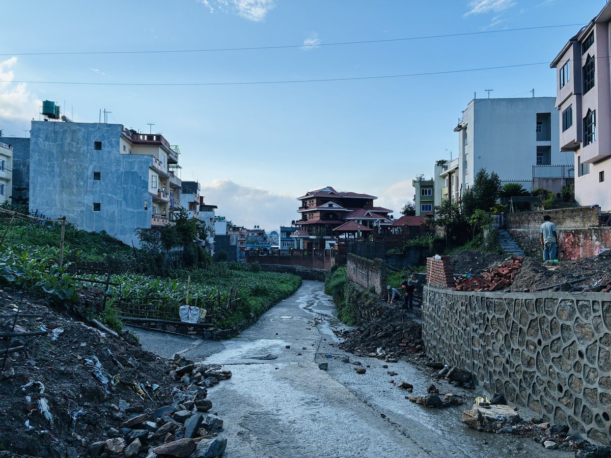 नेपाली समाजले प्रतिष्ठित मानेको काठमांडूको एक स्थान।आनाको ६० लाख मूल्य रे, घर-जग्गा हुनेहरू उग्र खुशी।एक कुरा निश्चित छ;तस्वीरमा कैद घर-परिवारमध्ये ४०-५०% का कुनै न कुनै सदस्य सीमा पारि होलान्।कक्रक्क काठमांडूमा घर-गाडी जोड्न र सन्तान विदेश पठाउन सकेकोमा नेपालीलाई ठुलो गर्व छ।