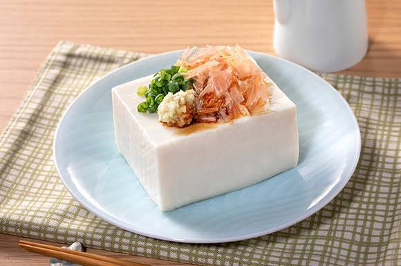 ←ハヤヤッコ
　ヒヤヤッコ→

白さは全く同じです。

ちなみに冷奴は塩こんぶとごま油かけて食ったら飛びます🫶
