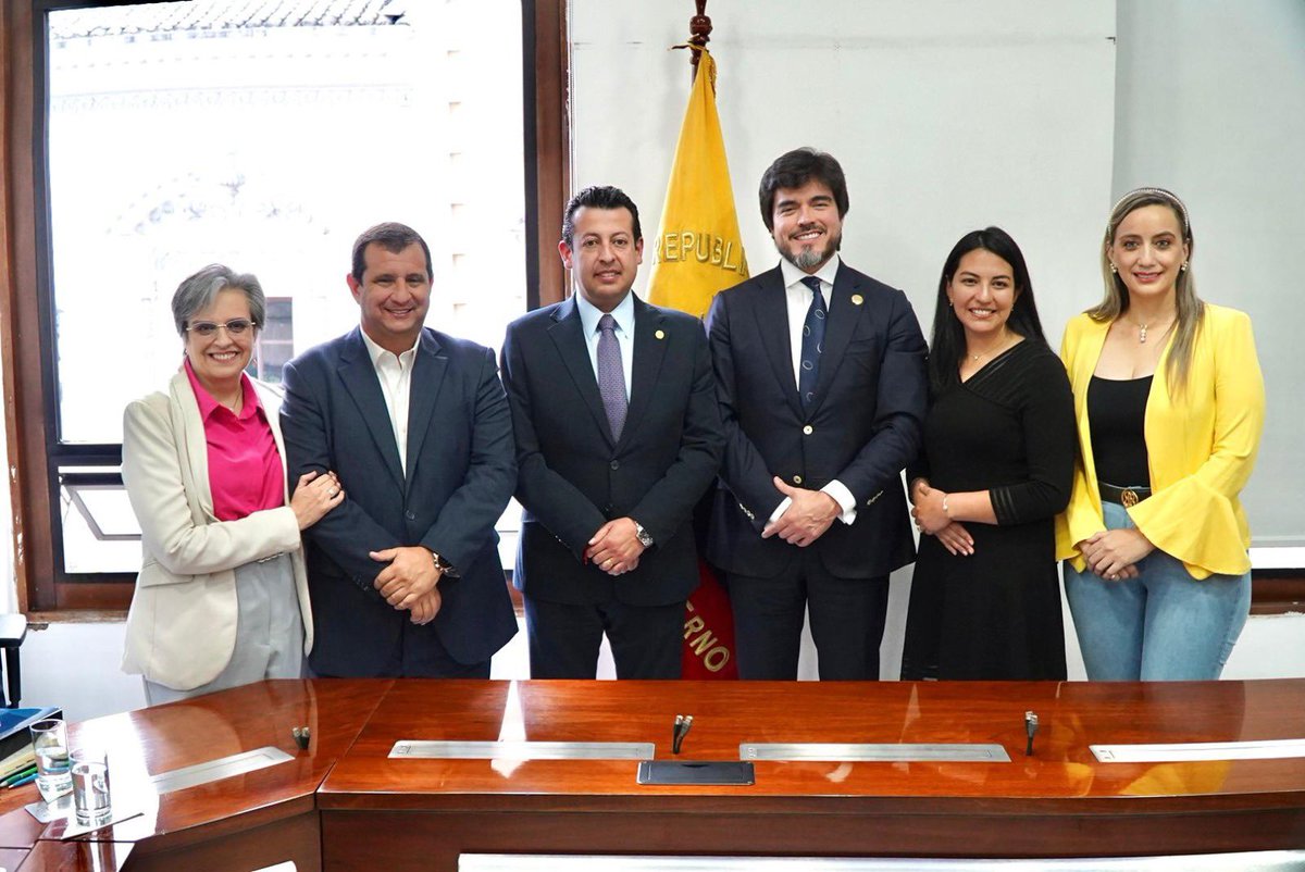 JRoblesOficial's tweet photo. Junto a la Comisión Ejecutiva del Congope, reafirmamos con Ministros del Gobierno Nacional el pago del 60% de la deuda del MET ($74M) y nuevos bonos para cubrir $632M. Unidos por un país y un #Carchi más justo y próspero. https://t.co/zvlEmLId4K
