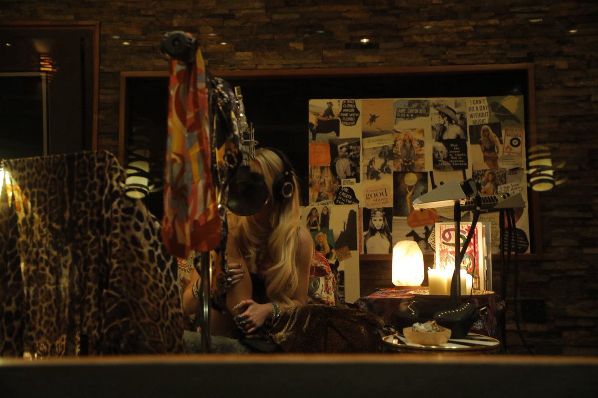 JessicaSimpson's tweet image. At some point in our lives we all reach a point where we fully understand who we are, what we want and what we deserve. We reach a point where self love outweighs any other love. I encourage everyone to try and choose yourself, even when others don’t. Awaken your soul and embrace…