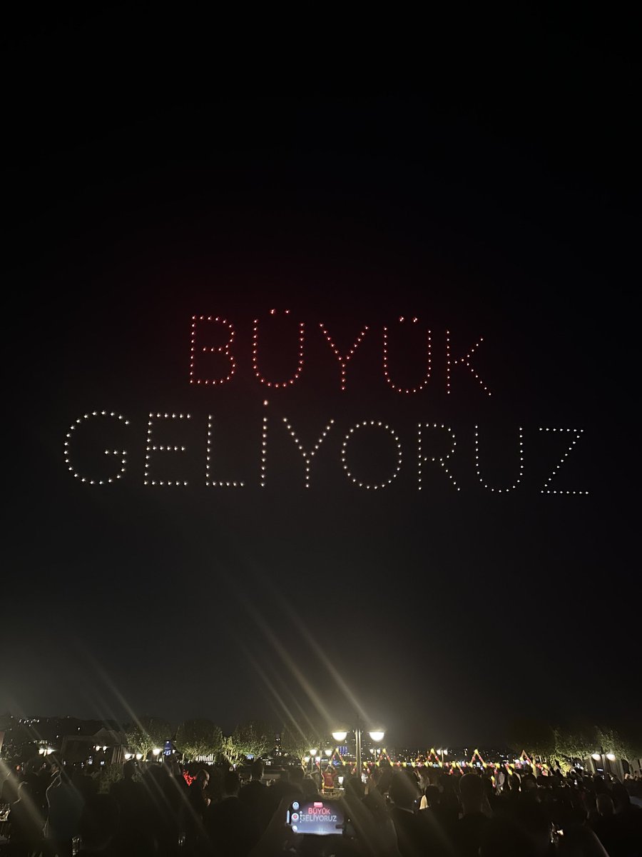Gs'nin şampiyonluk kutlamalarında gökyüzüne yansıtılan yazı