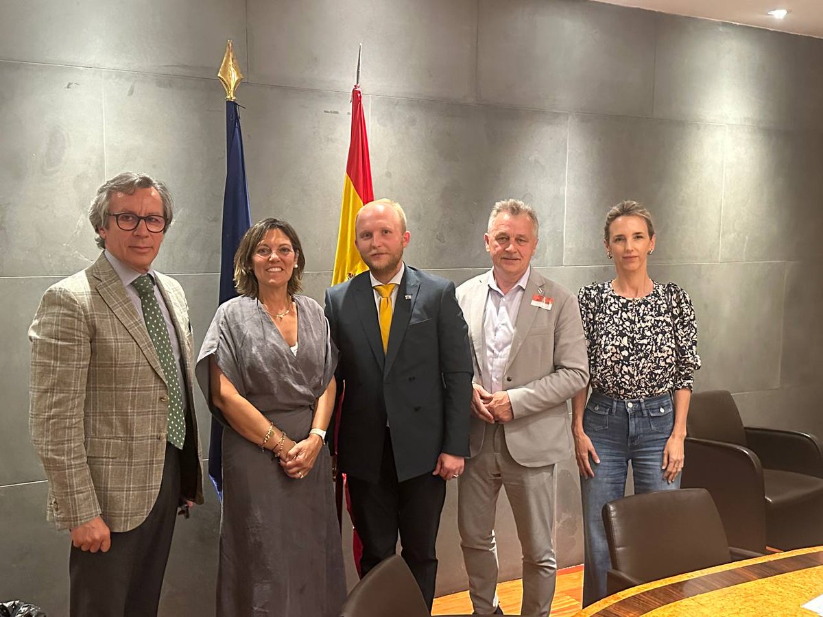 Dz_Kuchynski's tweet image. Un placer reunirme en @Congreso_Es con @Begonasarre @cayetanaAT @Milamarcos @cfcfloriano de @PSOE y @ppopular. Apoyo bipartidista a la #Belarus democrática.
Agenda:
1⃣ Grupo de amistad con ⚪️🔴⚪️
2⃣ Apoyo a los presos políticos
3⃣ Deslegitimar a 🇧🇾 Lukashenka
¡Gracias, amigos!