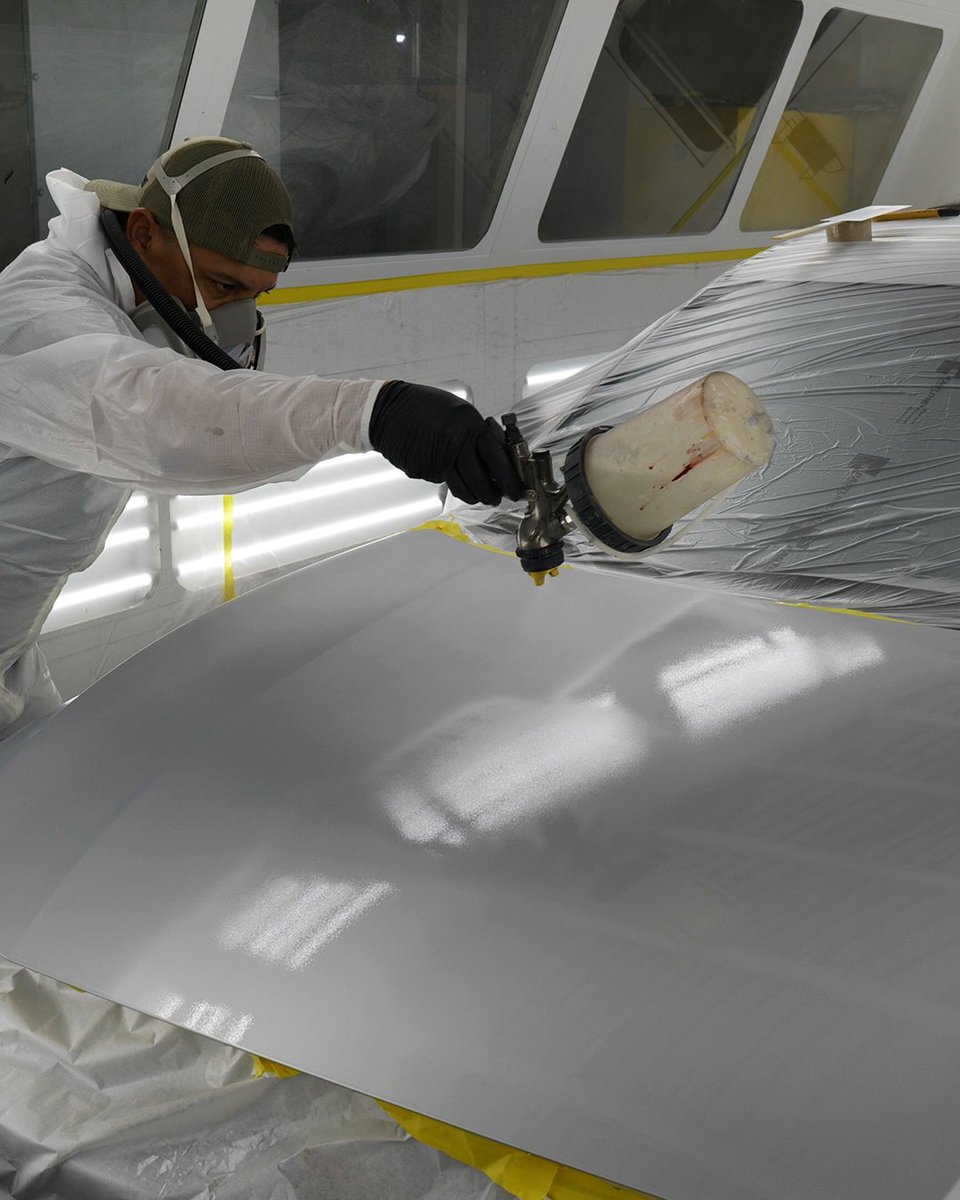 ApolloSprayers's tweet image. Laying down that final clear coat demands precision. Maintaining a 75% overlap is key to keeping a wet edge — the secret to eliminating dry spray and tiger striping. Smooth, even coverage makes all the difference in a flawless automotive finish.