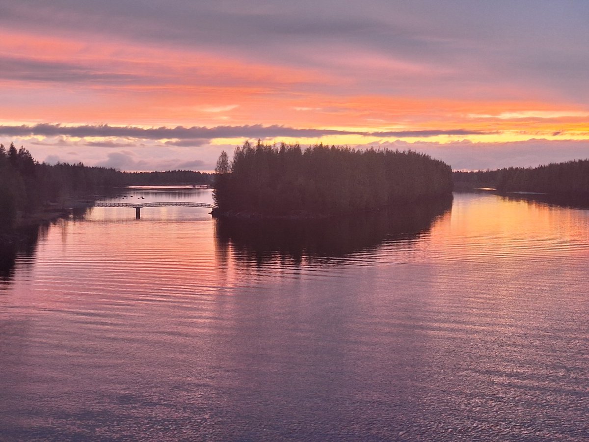 PHatunen's tweet photo. Värikäs yötaivas Oulujoella 28.5.2025 Vaalassa. https://t.co/AXzSaSlROj