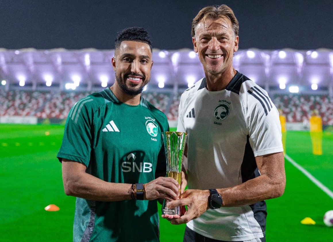 🚨🚨🚨🚨🚨🚨 عاجل: 

الأسطورة سالم الدوسري مع جائزة هداف دوري أبطال آسيا للنخبة 🤯💙💙💙💙💙