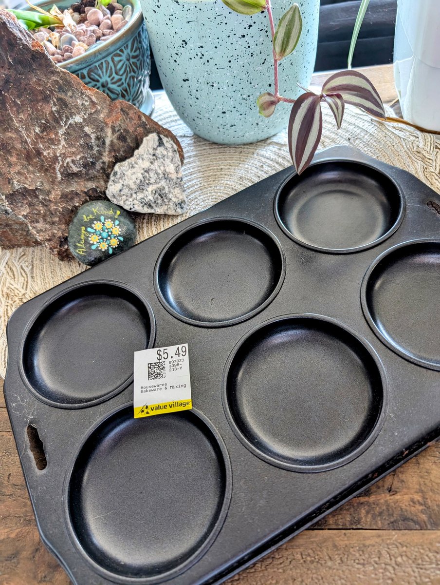 YogaMalas's tweet photo. I was just about to order this muffin top pan from Amazon for $27.95 taxes on. Can you believe it? I found one at Value Village thrift store for $5.49 π. Now I can make @CaryKelly11 baked hamburger buns. So happy. #keto #carnicopia #lowcarb #HealthyAging https://t.co/nBSRQZcXjl