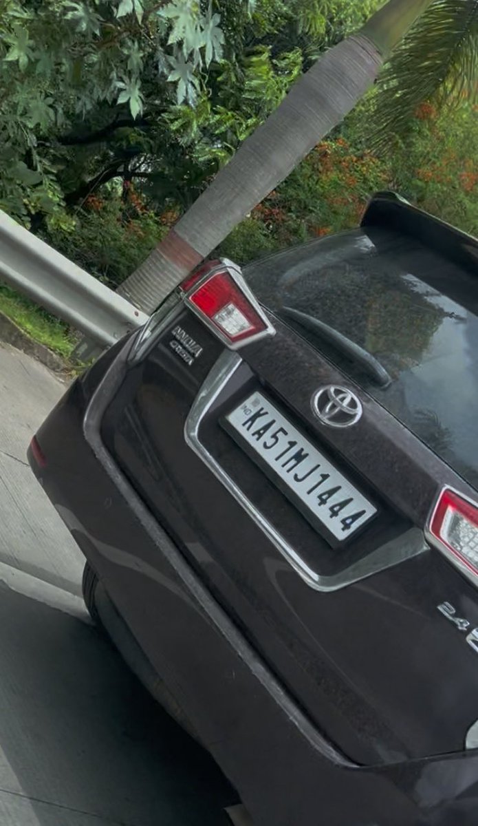 imKBengaluru's tweet image. KA51MJ1444 driver busy on his mobile phone even on the NICE expressway.

@tdkarnataka, @blrcitytraffic Kindly take action against such negligent/ arrogant behaviour and set an example to others. 🙏
-28 May’25 at 12:34.