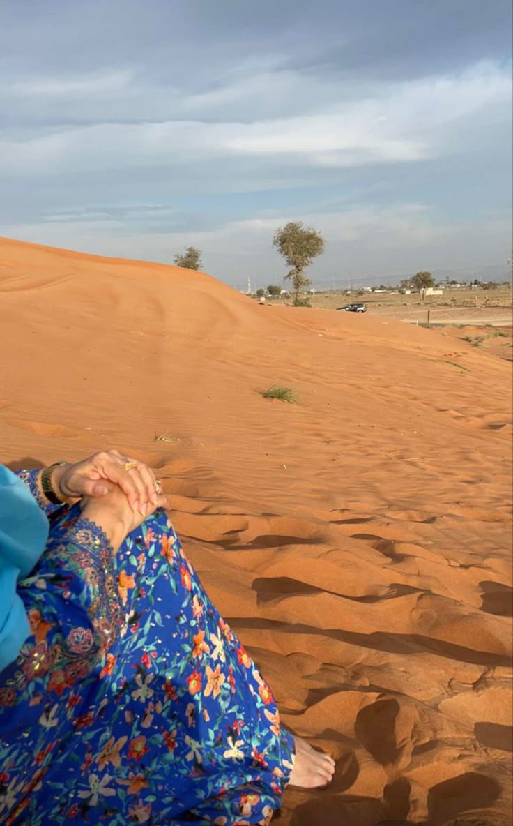 إذا ما لقيت حجة لمحادثتي، بس ابعث لي وردة برائحة عطرك، تكون كفاية تفتح لي الباب وأعيش معك لحظة سحرية 💫🌹