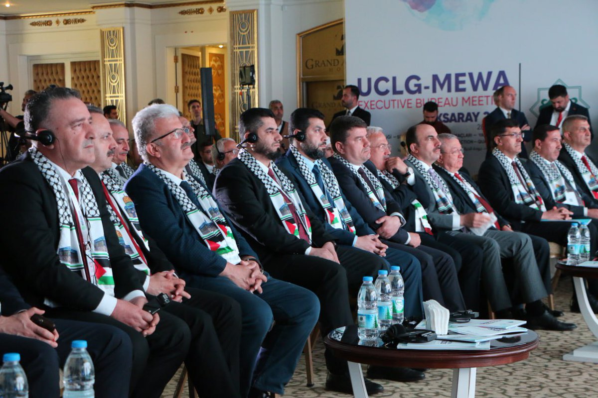 مسؤولين سوريين بينهم محافظ أدلب واللاذقية يرتدوا الكوفية الفلسطينية مزينة بالعلم الفلسطيني