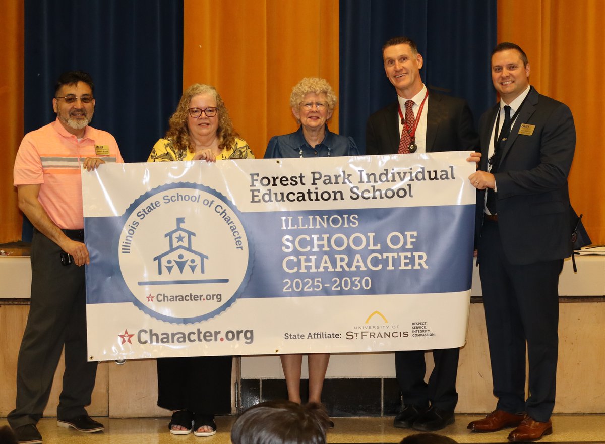 Joliet86Spanish's tweet photo. Felicidades a @ForestParkIED86 por ser nombrada un Escuela Nacional de Carácter de @CharacterDotOrg, ¡una de sólo 71 escuelas en la nación! #D86Hope
https://t.co/YxyO30t6Y3 https://t.co/AAFV2Ib51W