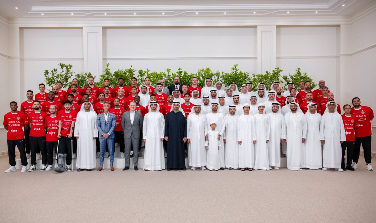 DXBMediaOffice's tweet photo. رئيس الدولة يستقبل في قصر البحر في أبوظبي فريق نادي شباب الأهلي بمناسبة فوزه بكأس صاحب السمو رئيس الدولة لكرة القدم في نسخته الـ 48 إضافة إلى بطولة دوري أدنوك للمحترفين وكأسي السوبر الإماراتي والسوبر الإماراتي - القطري. https://t.co/fpjYwtOY8P