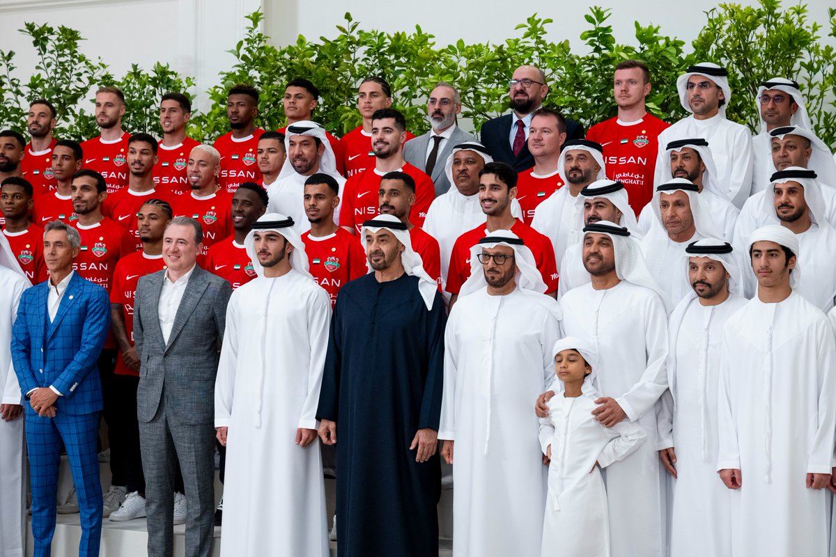 DXBMediaOffice's tweet photo. رئيس الدولة يستقبل في قصر البحر في أبوظبي فريق نادي شباب الأهلي بمناسبة فوزه بكأس صاحب السمو رئيس الدولة لكرة القدم في نسخته الـ 48 إضافة إلى بطولة دوري أدنوك للمحترفين وكأسي السوبر الإماراتي والسوبر الإماراتي - القطري. https://t.co/fpjYwtOY8P