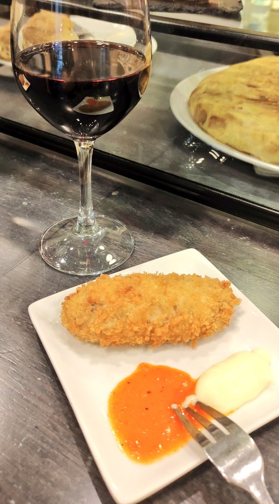 Epicureos.es (@epicureos_es) on Twitter photo Estos días en #Pamplona se celebra la <a href="/semanacroqueta/">Semanadelacroqueta</a>. Hemos probado la de #ElMol que es de lomo de wagyu con crema de patata y piquillo. Acompañada de vino <a href="/vinosnavarra/">Vinos Navarra</a>. #VamonosDeTapas #PamplonaMola #Iruña #Quedan39dias Estos días en #Pamplona se celebra la <a href="/semanacroqueta/">Semanadelacroqueta</a>. Hemos probado la de #ElMol que es de lomo de wagyu con crema de patata y piquillo. Acompañada de vino <a href="/vinosnavarra/">Vinos Navarra</a>. #VamonosDeTapas #PamplonaMola #Iruña #Quedan39dias