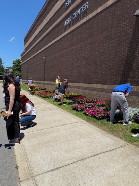Last week, as we left for the summer, one of our former GMS teachers brought flowers by for our GMS Faculty. This was the 2nd year in a row this kind gesture took place. 

We are grateful for such a kind community!

🌺🌻🌹🥀🌷🌼💐🪻🪷🌸

#GeneralsLEAD