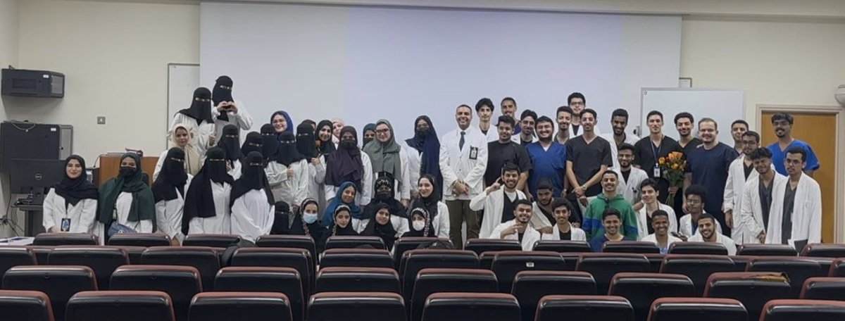 دفعة #Dent24…

أجمل التهاني لكم بمناسبة اجتياز السنة الثانية في كلية طب الأسنان.

نتمنى لكم إجازة سعيدة ومُستحقة بعد عام حافل بالتحديات والجهود. وتذكروا دومًا، أن الطريق إلى القمة ليس سهلًا، لكن الإصرار يصنع الفرق.

مبارك لكم 🩵!