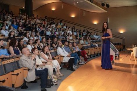 Hoy he asistido a las III Jornadas Sueño, Pantallas y Salud en la infancia y Adolescencia 

🗣️Debemos conocer los riesgos que encierra el uso de las pantallas sin una supervisión adulta del tiempo de uso y los contenidos 

Enhorabuena Marta Biedma <a href="/IBSMIA/">IBSMIA</a> #SonEspases