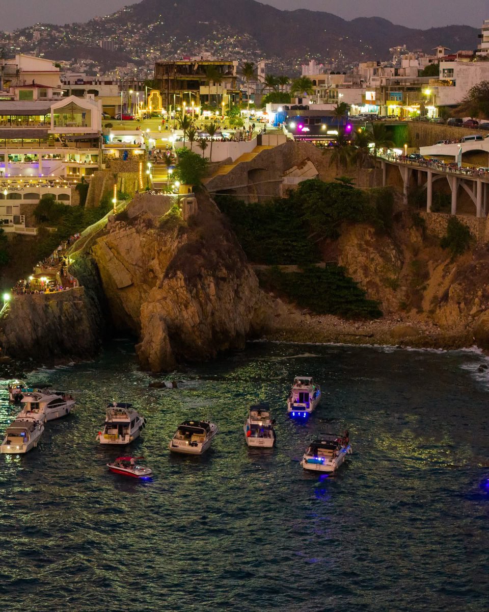Vive la emoción de ver a los clavadistas desafiar el abismo desde 35 metros de altura 🧗‍♂️🔥

Una tradición que ha conquistado al mundo 🌍 y que solo puedes disfrutar en este mágico rincón del Pacífico 🌅💙

📍¡Ven a La Quebrada y déjate sorprender!

Foto: AcapulcoSky

#Acapulco