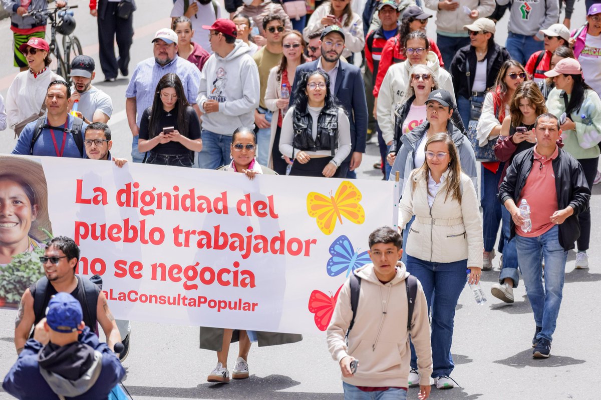 En su afán de desconocer las movilizaciones populares, que son la materialización del derecho fundamental a la libre reunión y expresión, se quiere imponer un relato que niega los hechos. Ese relato consiste en decir que la Plaza de Bolivar quedó vacía y que, por lo tanto, la