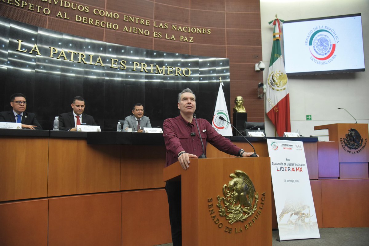 Partido Verde_Senado (@verdesenadomex) on Twitter photo El senador <a href="/LUISALFONSOSR/">Luis Alfonso Silva Romo</a> exhortó a los jóvenes a ejercer un papel protagónico en la vida pública del país, no sólo como votantes, sino como líderes activos en la toma de decisiones; <a href="/FdzWaldo/">Waldo Fernández</a> destacó que el liderazgo no depende de cargos o jerarquías. #LideraMx El senador <a href="/LUISALFONSOSR/">Luis Alfonso Silva Romo</a> exhortó a los jóvenes a ejercer un papel protagónico en la vida pública del país, no sólo como votantes, sino como líderes activos en la toma de decisiones; <a href="/FdzWaldo/">Waldo Fernández</a> destacó que el liderazgo no depende de cargos o jerarquías. #LideraMx