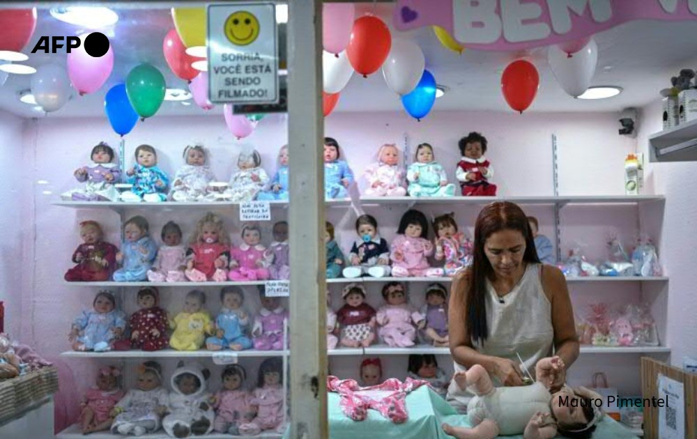 "Bebês reborn" geram tempestade midiática, social e até legislativa no Brasil u.afp.com/Spun #AFP por <a href="/lacursilucia/">Lucía Lacurcia</a> e <a href="/Carlos_Fabal/">Carlo Fabal</a> via <a href="/UOLNoticias/">UOL Notícias</a> #Brasil #reborn #gabimatos #Alanababys