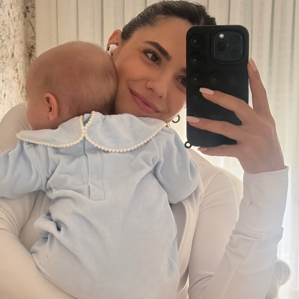 choquei's tweet image. 🚨VEJA: Jade Magalhães comemora 5 meses da Serena, sua filha com Luan Santana.