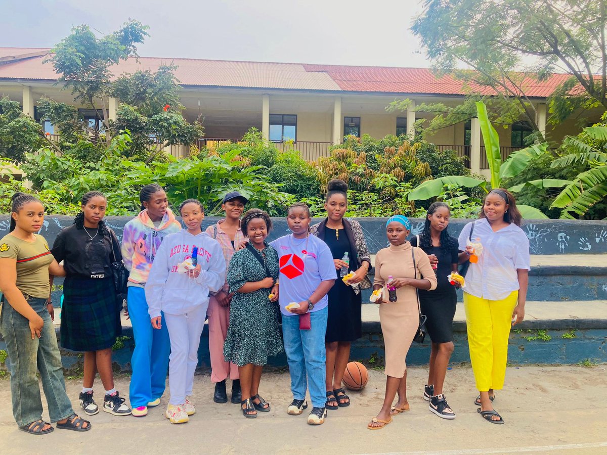 JemyIragi's tweet image. Moment fort à @UCS_Goma!Les jeunes femmes au cœur du Web3 &amp;amp; de la blockchain 🔗🌐
Ensemble, on a exploré comment ces technologies peuvent résoudre nos défis locaux 🌍.Vers un Web3 + inclusif, équitable et innovant #WomenInTech #Web3 #Blockchain #Inclusion @GirlsBlockchain.
