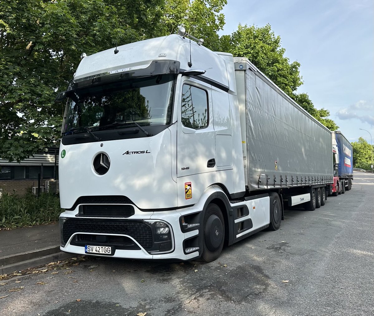 The new world order…..Romanian plated Mercedes Actros L. Parked up in Peterborough. Great machine. Fabulous. 👊. Dreadful facilities. What a way treat a professional driver. Well done the UK. 😵‍💫