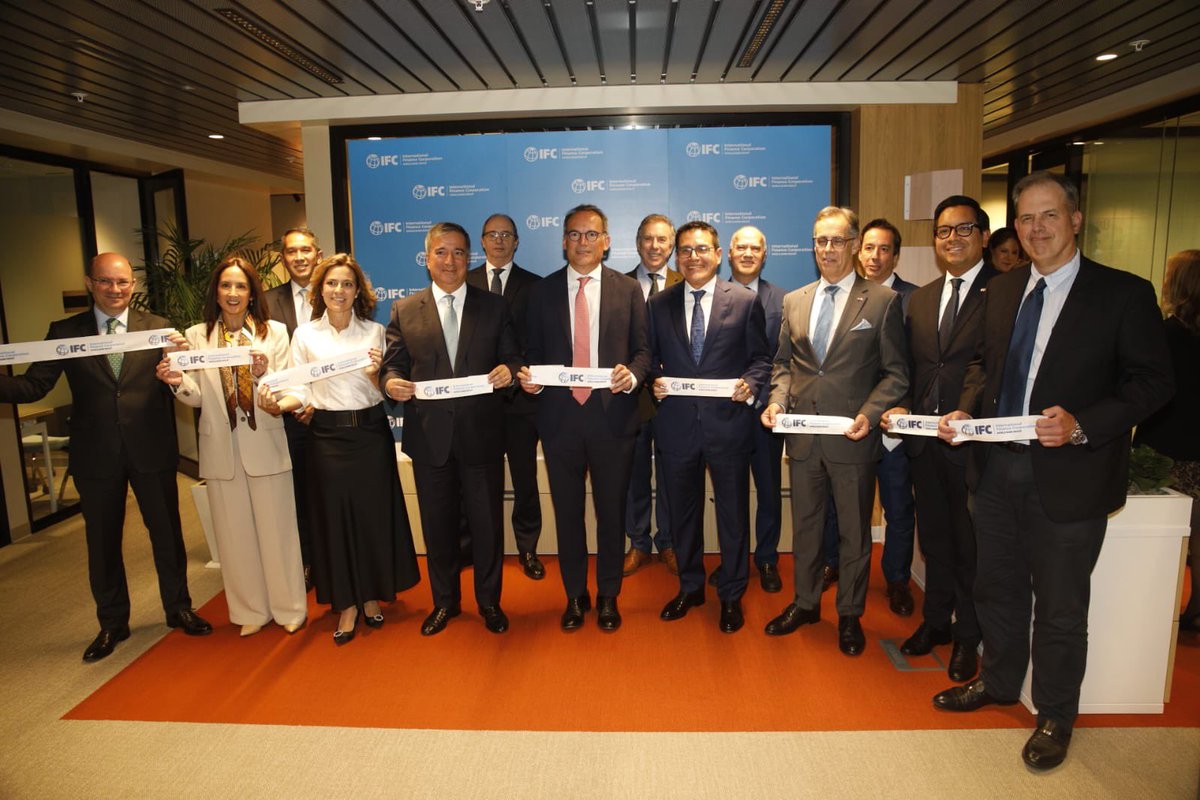 Alfonso García Mora (@agarmora) on Twitter photo ✂️ Ayer tuve el placer de participar en la inauguración de las nuevas oficinas de <a href="/IFC_org/">IFC</a> en el #Peru.
Gracias al Ministro de Economía y Finanzas, <a href="/RaulPerezReyesE/">Raul Perez-Reyes Espejo</a> <a href="/MEF_Peru/">Ministerio de Economía y Finanzas</a> ✂️ Ayer tuve el placer de participar en la inauguración de las nuevas oficinas de <a href="/IFC_org/">IFC</a> en el #Peru.
Gracias al Ministro de Economía y Finanzas, <a href="/RaulPerezReyesE/">Raul Perez-Reyes Espejo</a> <a href="/MEF_Peru/">Ministerio de Economía y Finanzas</a>