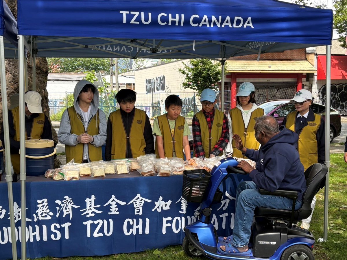 tzuchicanada's tweet photo. On 5/25, 18 Tzu Chi volunteers from Vancouver Service District of @tzuchicanada prepared 229 egg-salad sandwiches and handed out to homeless people staying in Oppenheimer Park in Vancouver.  Among them, 8 are under 20 years old. All expressed happiness for serving homeless. https://t.co/hLhE128aWi