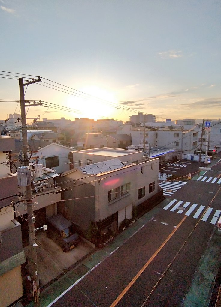 早安！おはようさん
いつも心は はれるーや☀

#おは戦70529🌳2j
歳なんか関ない！
【人生は競争やない】と思う今日このごろ！なんでかって、人間社会は共存共栄していくためにあるから！！
人生楽しんでなんぼ！！

感謝を忘れず🙏
笑顔を絶やさず😁　
今この瞬間を生きる👍

人生を
楽しもうな！！