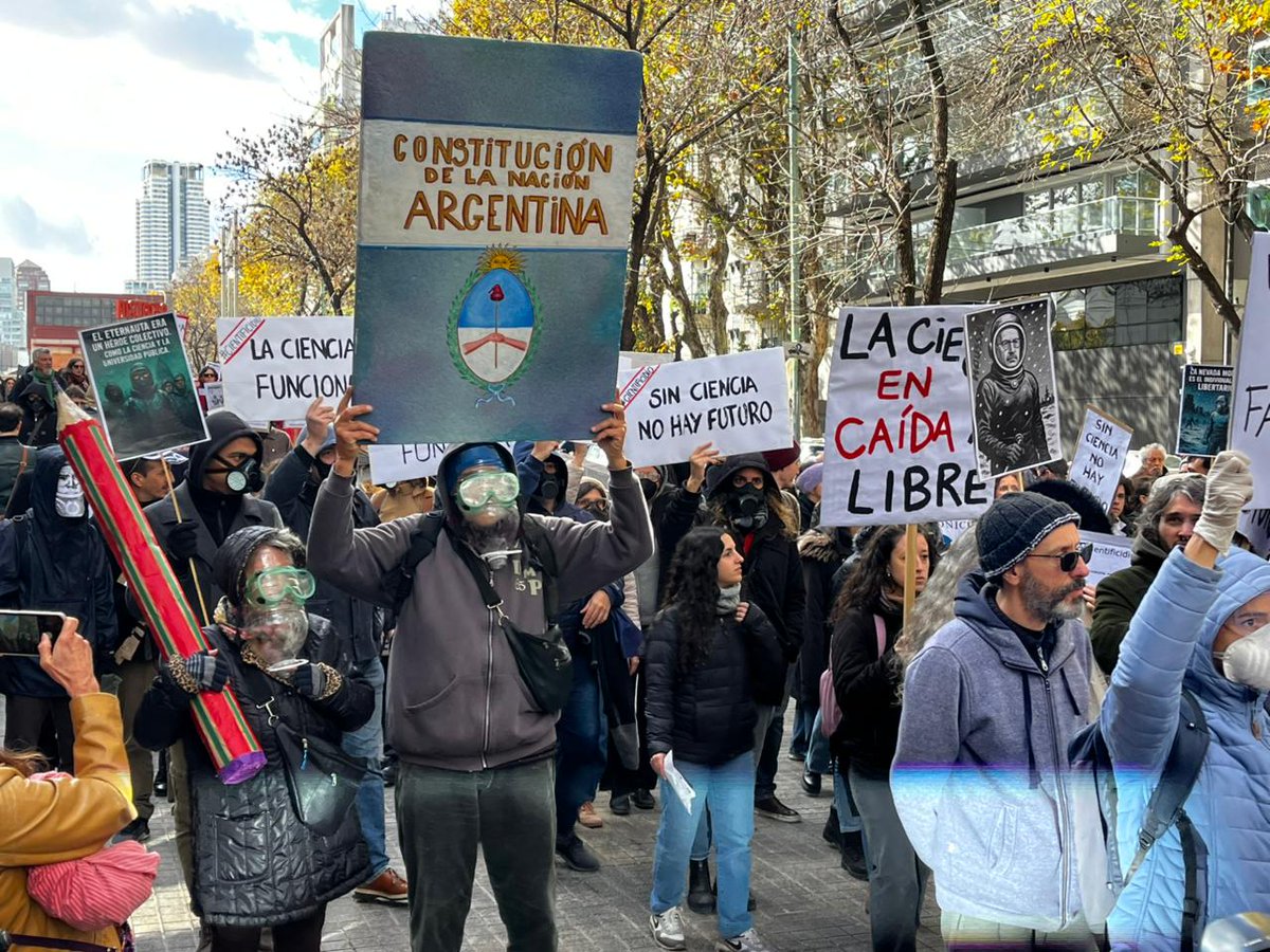 URGENTE: SE ACERCA EL FIN DEL CONICET 

Hoy hubo una gran marcha de científicos en todo el país. Solo en CABA fueron más de 3 mil. Reclamaron por el desfinanciamiento, la fuga de cerebros, la parálisis de proyectos y la destrucción de líneas y grupos de investigación. 
PERO...