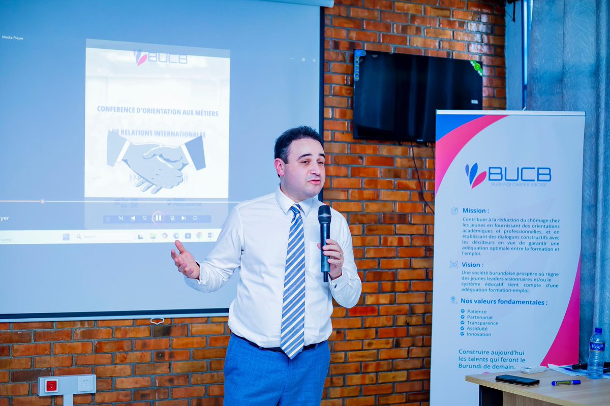 La conférence d'orientation sur les métiers des relations internationales s'est achevée avec succès, enrichie par la participation distinguée de Son Excellence l'Ambassadeur du Royaume de Belgique au Burundi et de l'Ambassadeur Jean de Dieu Ndikumana .
