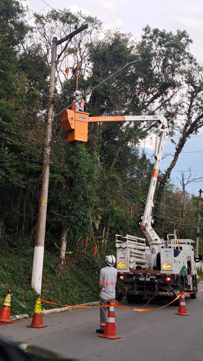 Atenção, São Paulo. 

Devido aos fortes ventos registrados nesta quarta-feira (28) em nossa área de concessão, houve quedas de árvores e galhos sobre a rede elétrica, afetando o fornecimento de energia em pontos da Região Metropolitana de São Paulo, incluindo a capital.