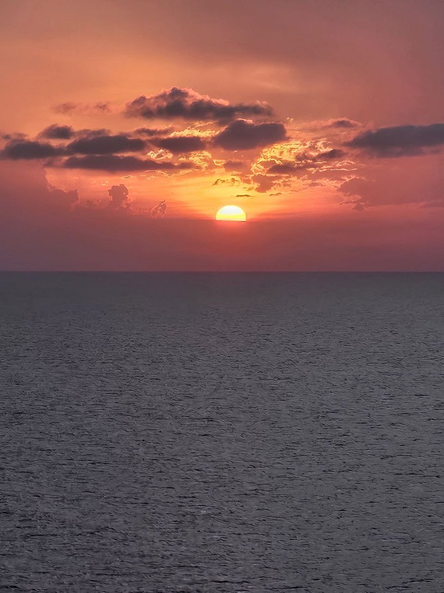smartphone_astr's tweet photo. By our member J.A.R.V.I.S, #Bahamas - #sunsetphotography #skyphotography #seascape #dramatic_sky @SunsetStats @ThePhotoHour #Sun #sunset https://t.co/QFxaxGEVDa