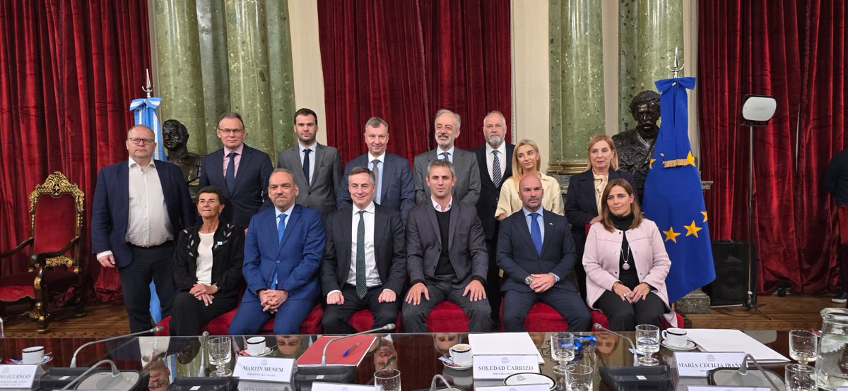 Acompañados por el Embajador <a href="/AmadorSanchezUE/">Amador Sánchez Rico</a>, se reunieron con el Canciller <a href="/wertheing/">Gerardo Werthein Oficial</a>, el Presidente de la Cámara de Diputados <a href="/MenemMartin/">Martin Menem</a> y el diputado <a href="/FerIglesias/">Fernando A. Iglesias</a>, en un diálogo orientado a fortalecer la asociación birregional y abordar desafíos globales compartidos.